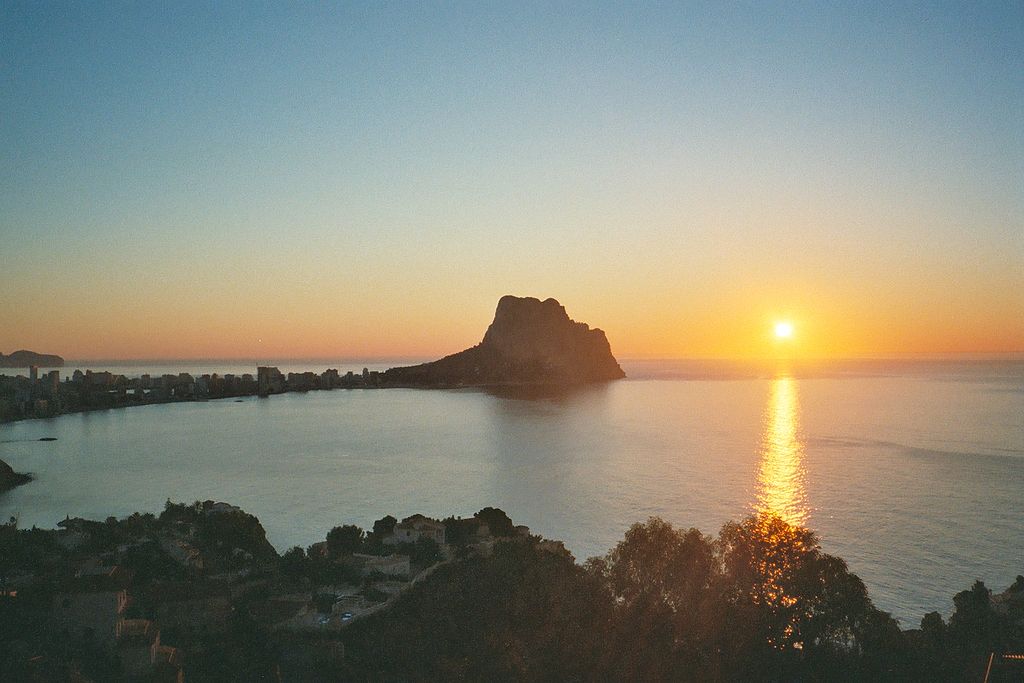 1024px-sonnenaufgang_penon_de_ifach.jpg