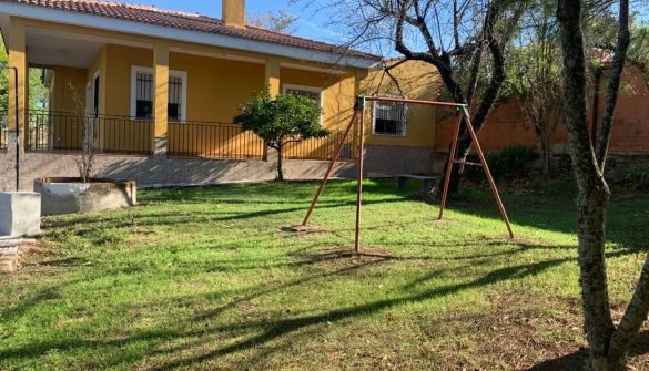 Lantligt hus i Arroyo de la Luz, VIÑAS DE LA MATA, till salu 