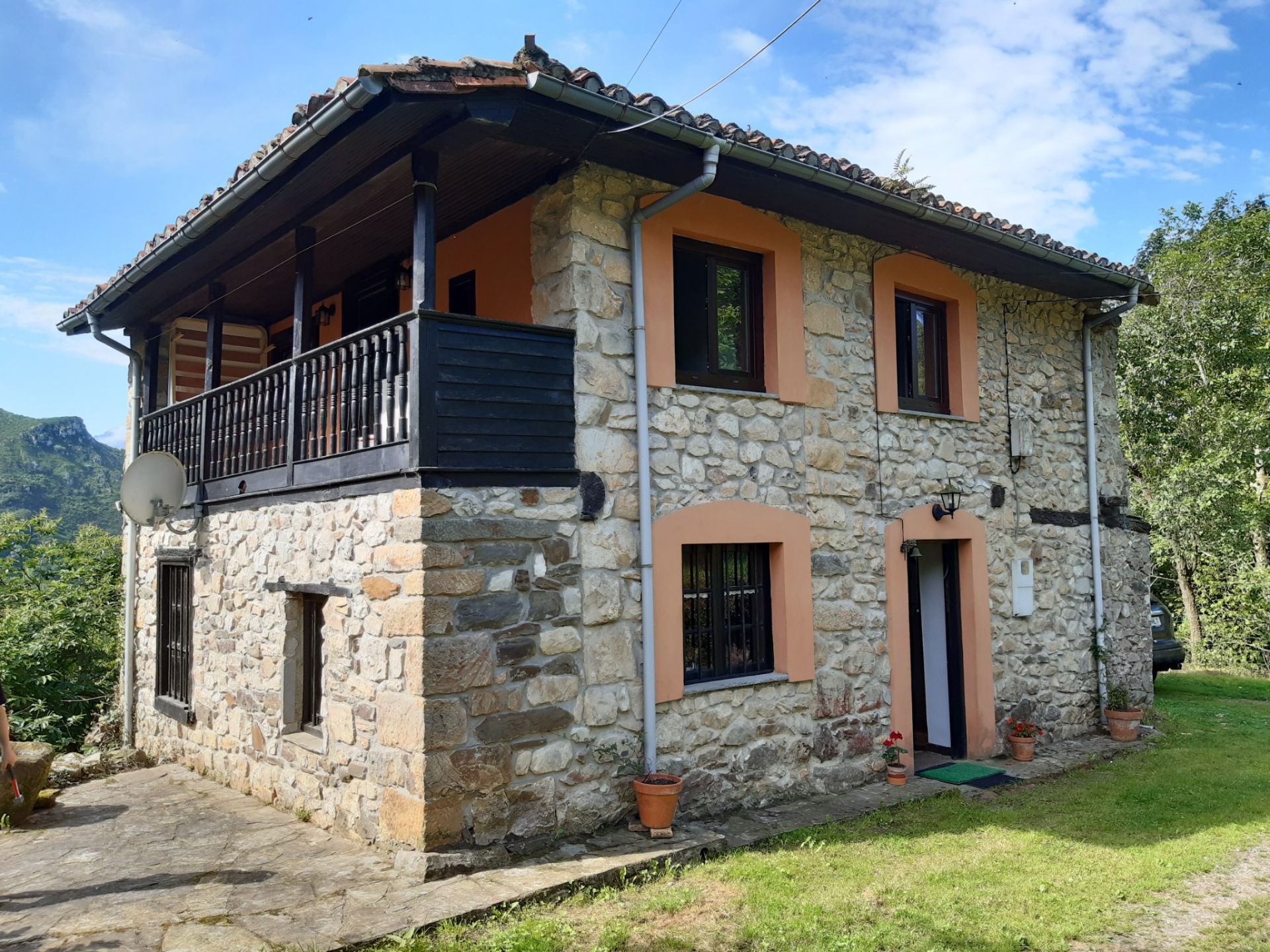 Villa i Piloña, Concejo de Piloña -, till salu