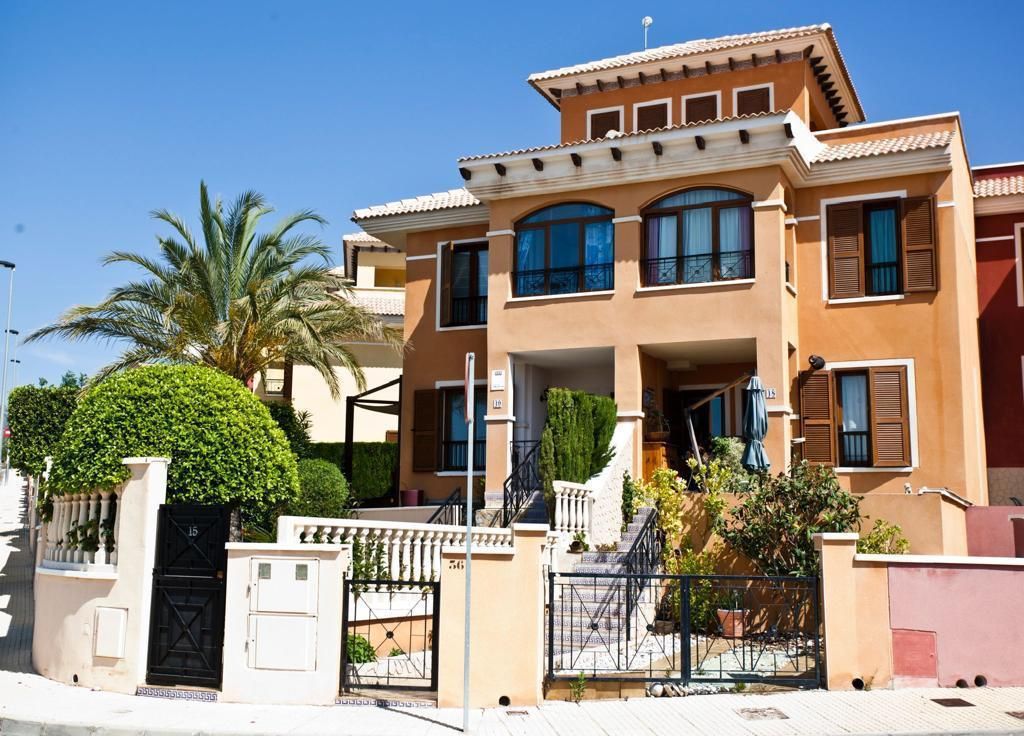 Дом из ряда жилого комплекса в Finestrat, продажа