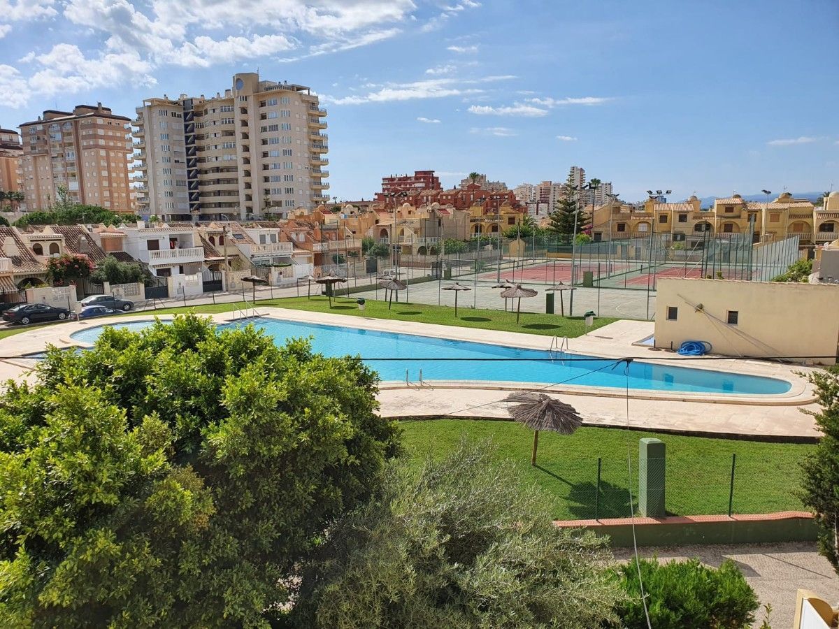 Enebolig i Tavernes de la Valldigna, CASA INDEPENDIENTE EN URBANIZACION CON PISCINA JUNTO A LA PLAYA DE TAVERNES, salg