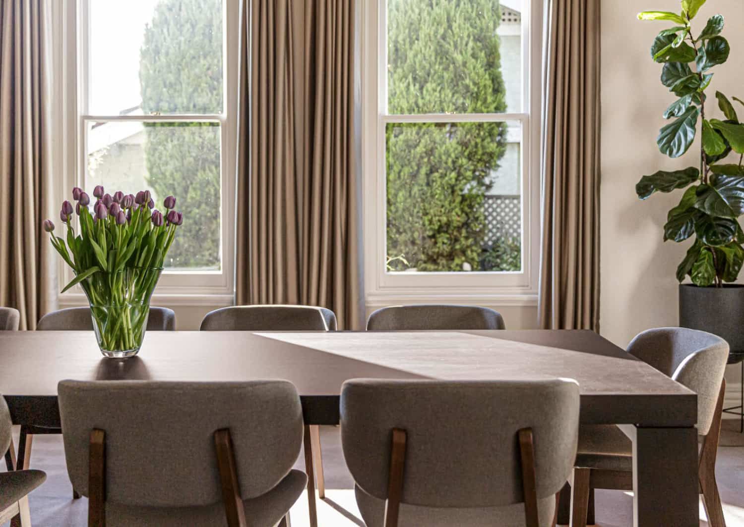 Cortinas de comedor con mesa cerca de ventana