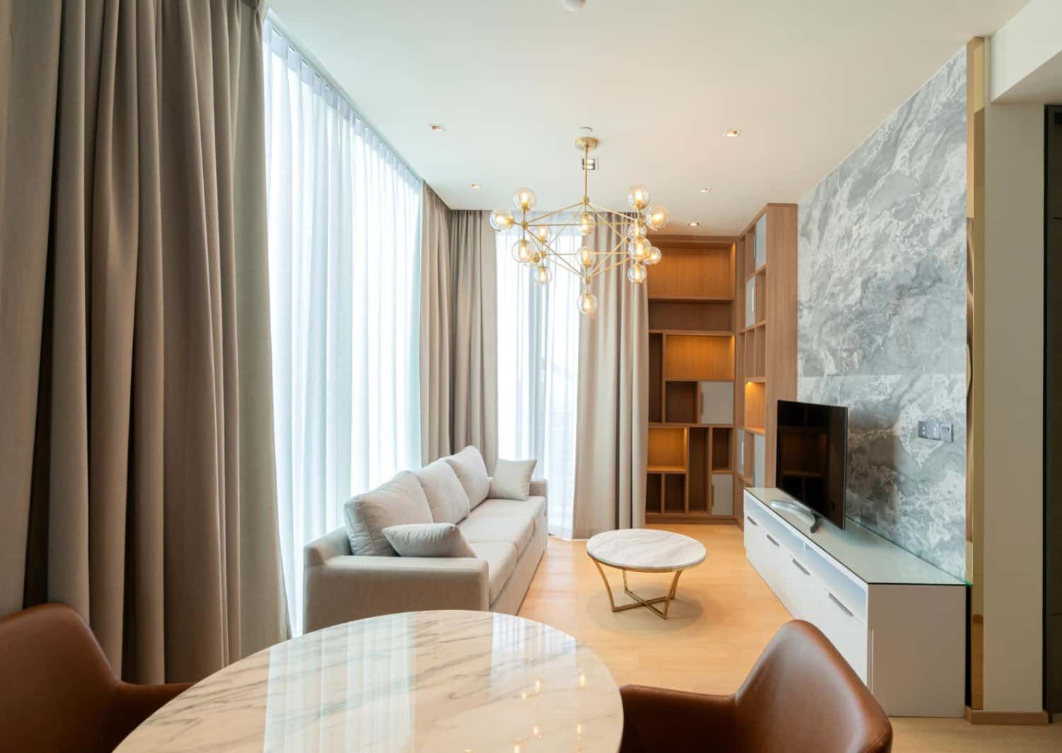 Cortinas de salón con ventanales grandes