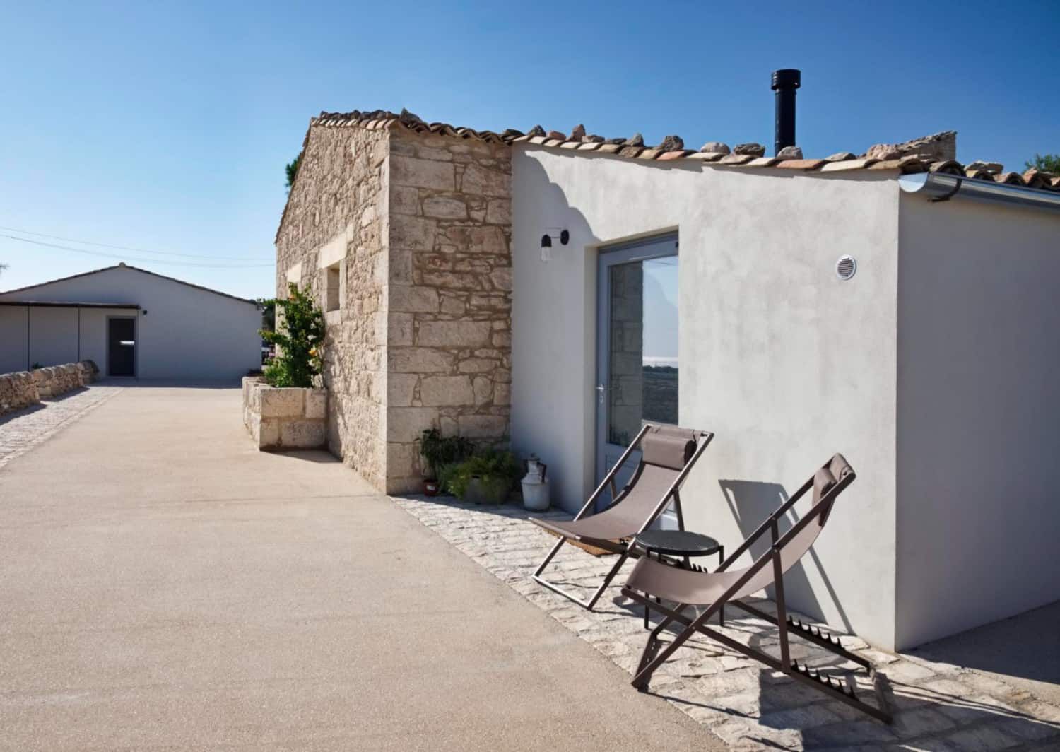 fachada-moderna-pueblo.jpg