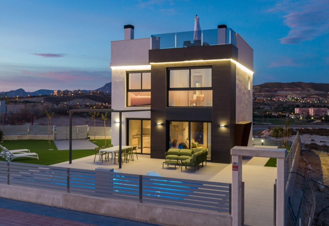Descubre la Elegancia: Chalets Unifamiliares de 3 Dormitorios con Piscina Privada por UBAGO Inmobiliaria