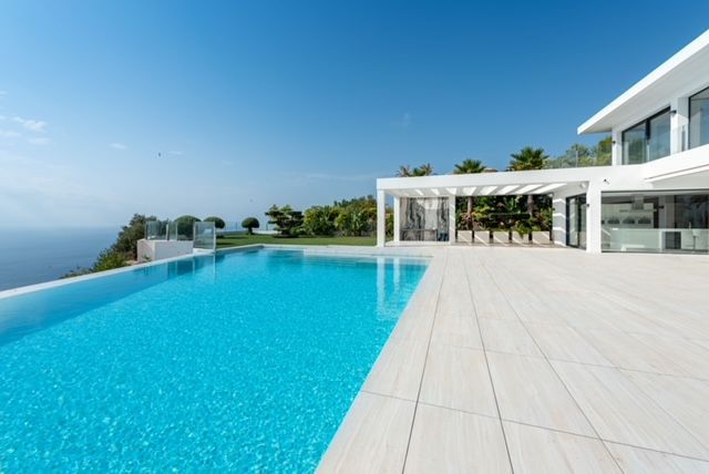 Villa Exclusiva en 1ª Línea del Mar: Lujo, Vistas Panorámicas y Entretenimiento de Alta Gama, Presentada por Inmobiliaria UBAGO