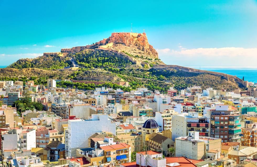Alicante - Elche Airport Shatters Records with Over 1.7 Million Travelers in August