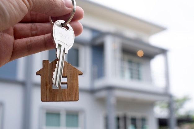 propietario-desbloquea-llave-casa-nuevo-hogar-agentes-inmobiliarios-agentes-ventas_112699-358_3.jpg