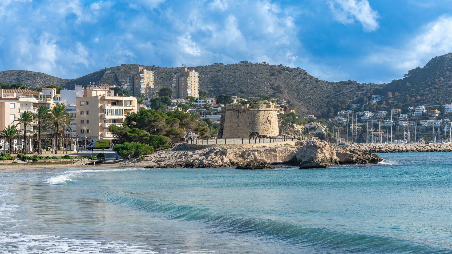 Great Investment Opportunity in the Center of Moraira: Building with 4 Apartments for Only €1,300,000