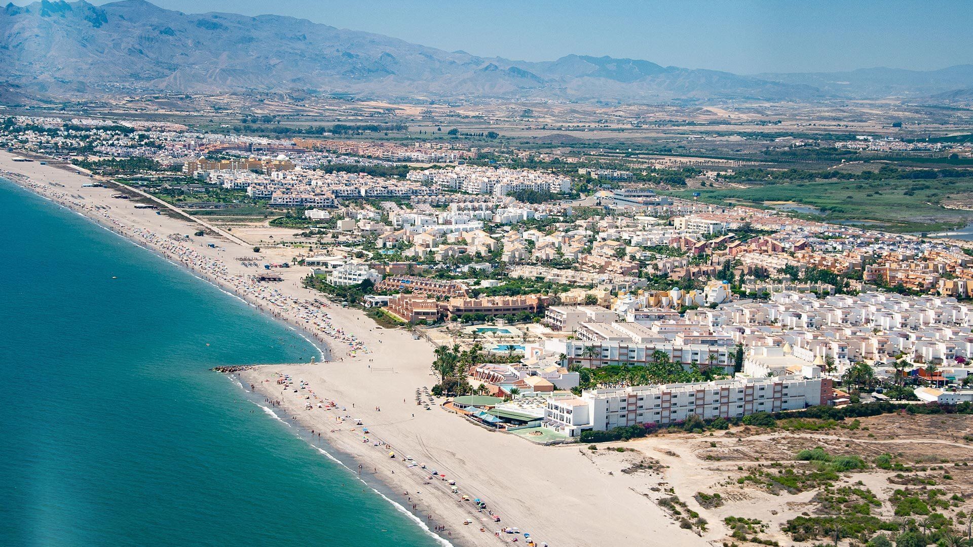 Vera, Almeria, ist ein beliebtes Reiseziel wegen seiner reichen Geschichte, seiner schönen Strände und seiner lebhaften Atmosphäre.