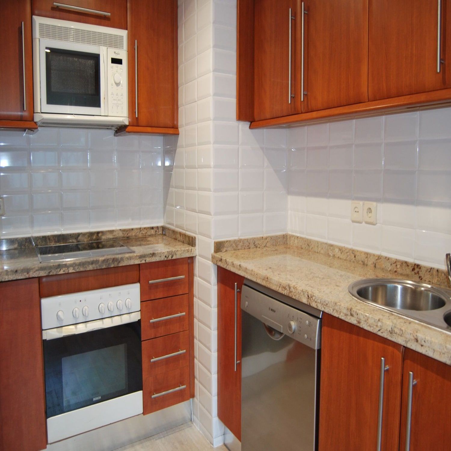 cocina-sin-reformar--apartamento-en-marbella--inmobiliaria-en-marbella-min_2.jpg