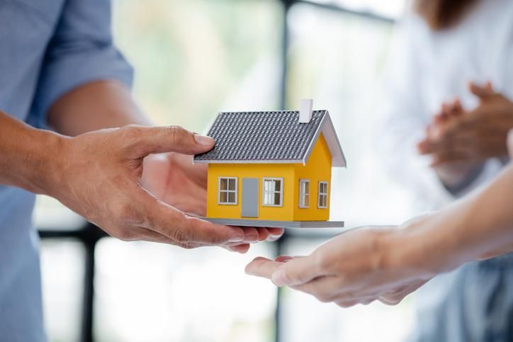 Comprar la meitat d'un habitatge: pros, contres i riscos