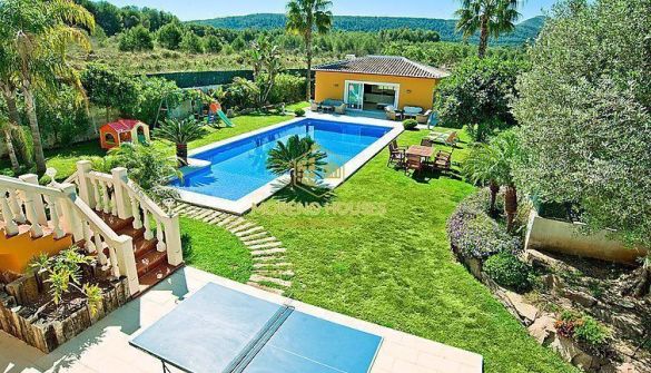 Zona de barbacoa exterior en el jardín de la vivienda - Jávea.com