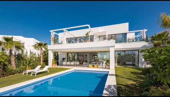 Вилла класса люкс в Puerto Cabopino Malaga, продажа