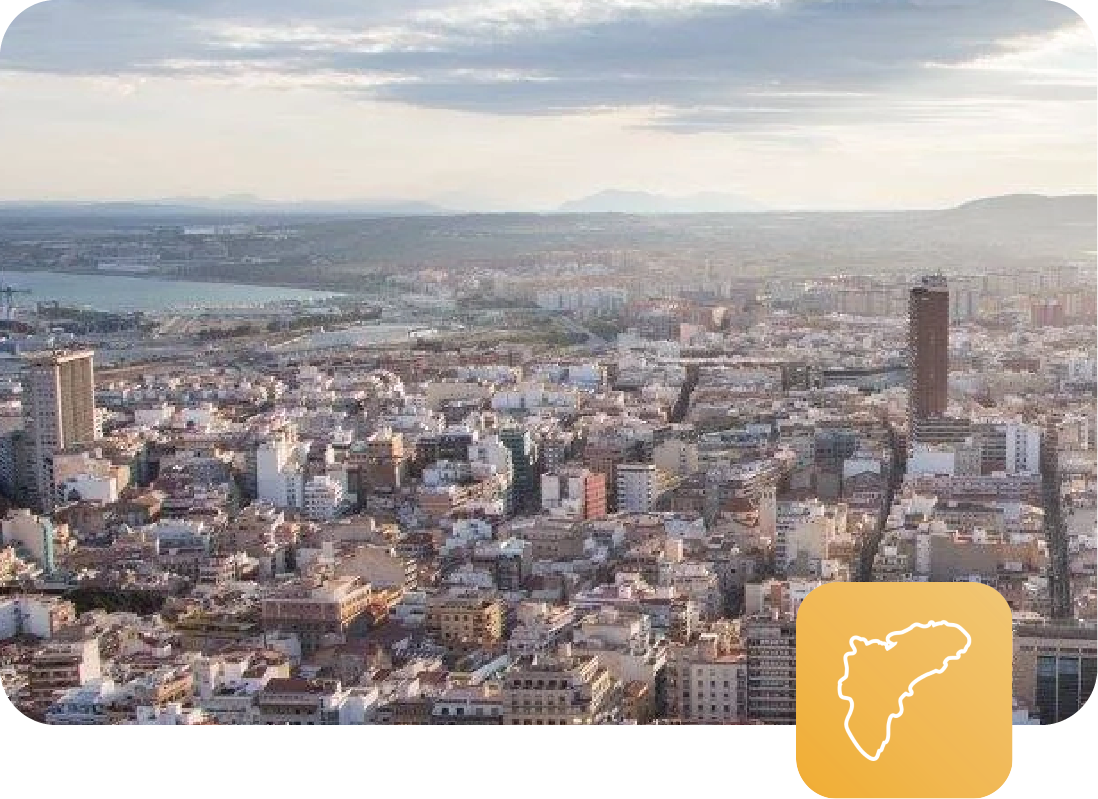 Panorámica de la ciudad de Alicante con edificios residenciales y el puerto al fondo
