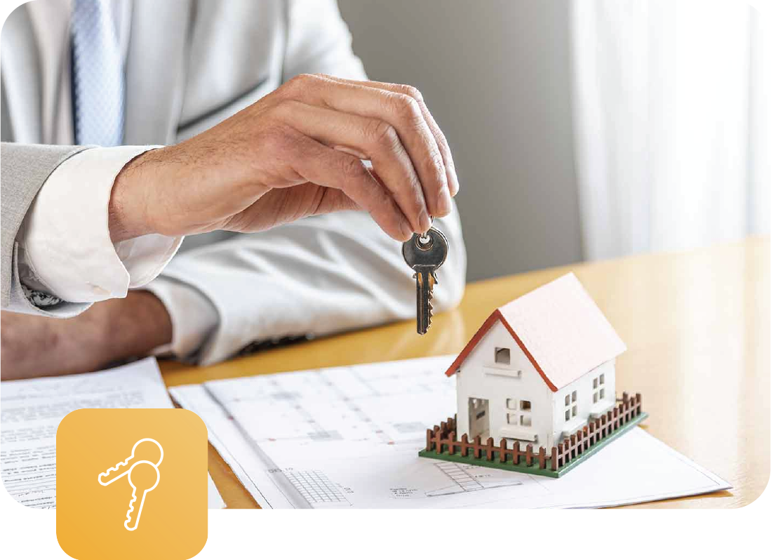 Agente inmobiliario entregando las llaves de una casa, simbolizando la compra o venta de una propiedad