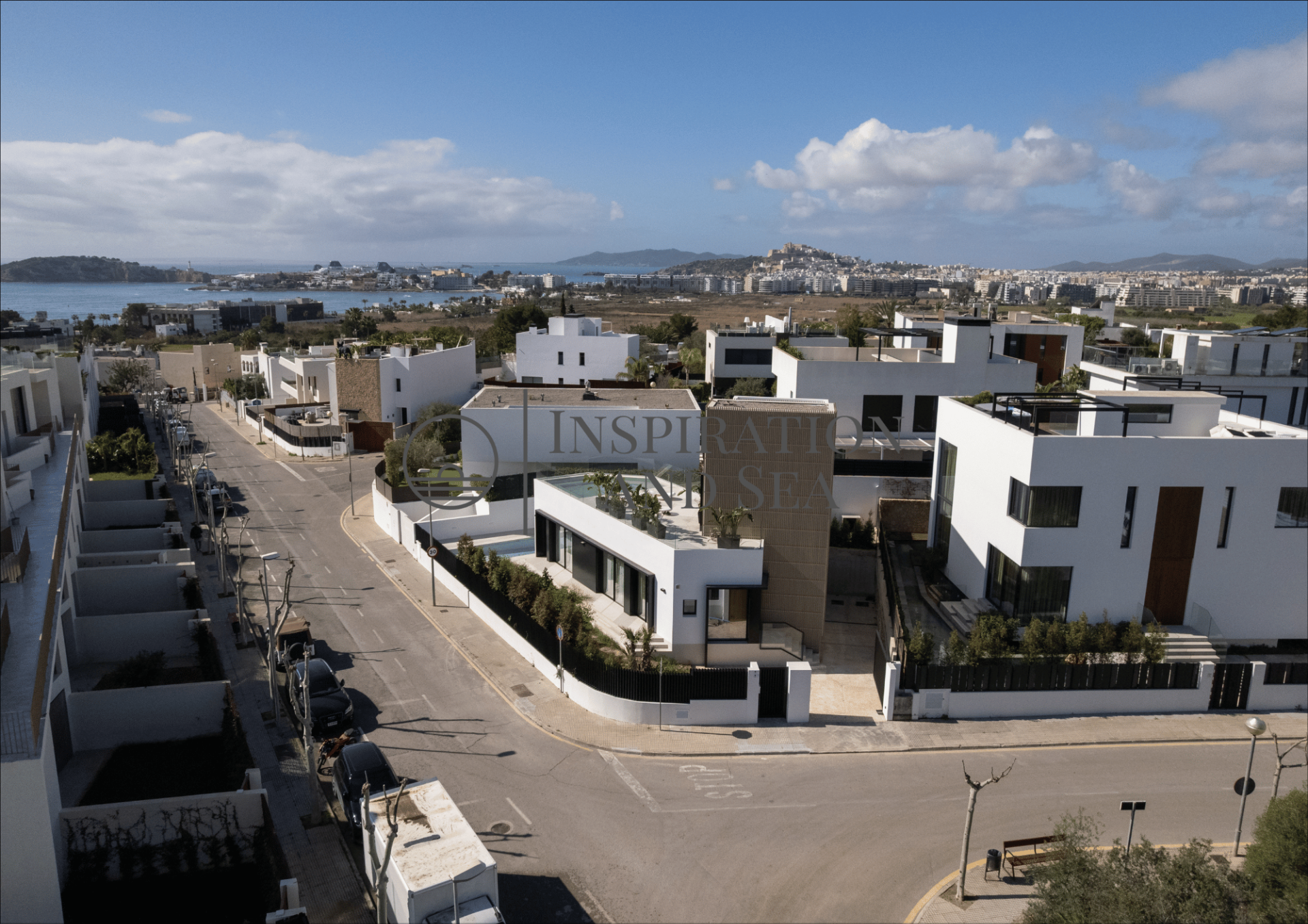 Chalet a Estrenar en Jesús – Confort y Tecnología de Alta Gama