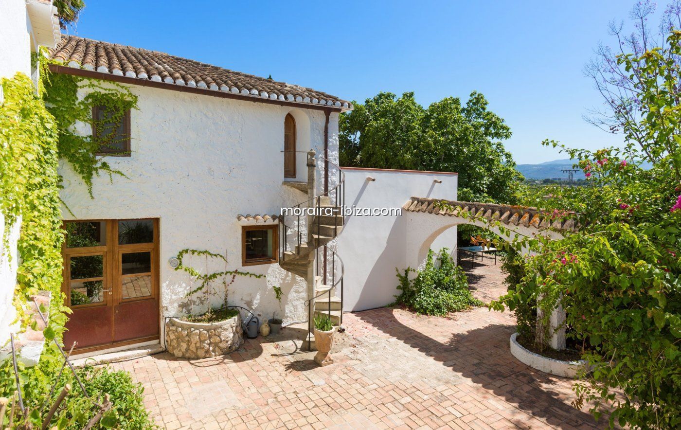 Zona de trastero y lavandería en el exterior de la vivienda - Dénia.com