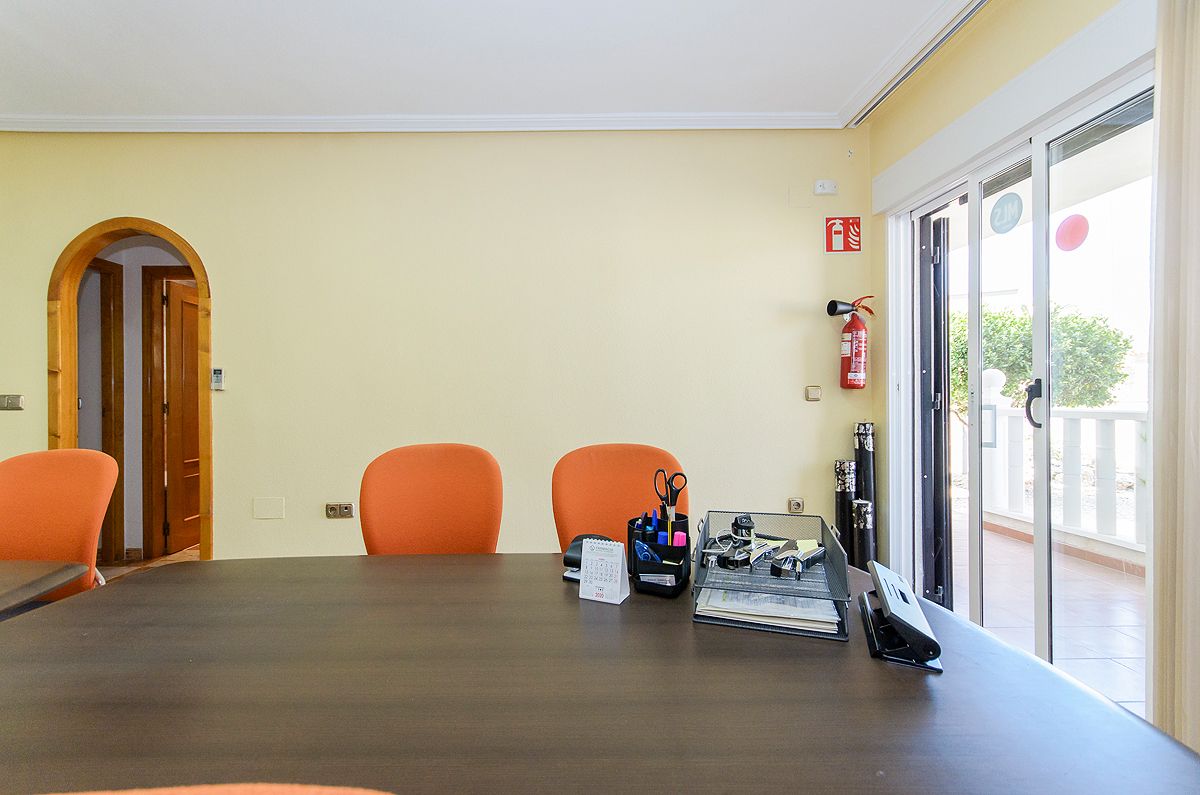 Property / Office in Villamartín with large corner garden - Rentablanca