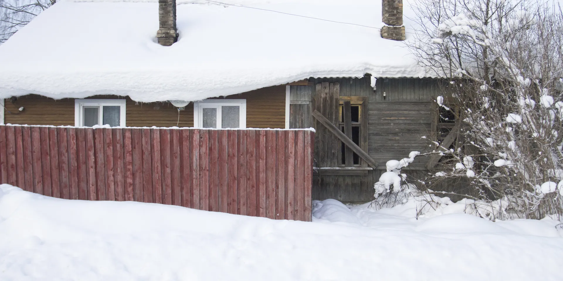 Дома, утепленные снегом