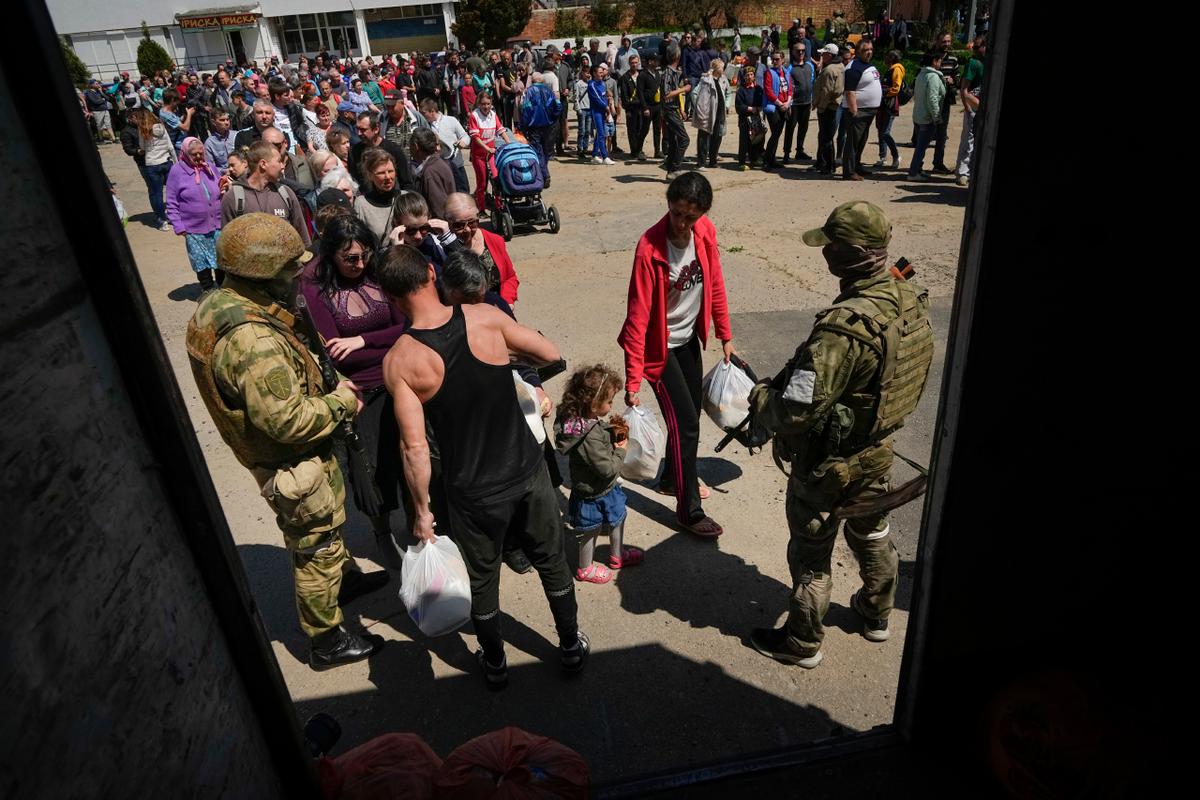 Местные жители получают гуманитарную помощь от МЧС ДНР в Бердянске, на территории, контролируемой ДНР, 30 апреля 2022 год. 