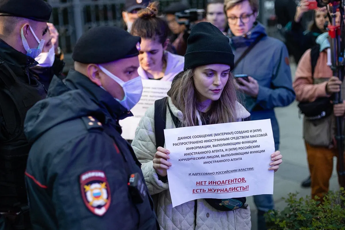 Журналисток «Важных историй» Ирину Долинину и Алесю Мароховскую задержали у Минюста России после пикета против закона об «иноагентах», 8 сентября 2021 года
