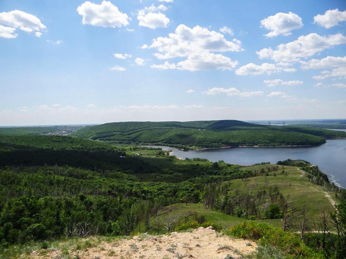 Часть парка «Самарская Лука», находящегося между Самарой и Тольятти, рискует стать горнолыжным курортом с гостиницами и кафе. Гора Отважная, высота которой составляет около 300 метров, давно привлекает региональных чиновников. 
«Коммерсантъ» писал, что заинтересованность их настолько сильна, что бывший директор парка Александр Губернаторов, который высказывался против курорта, был уволен за несговорчивость. Сейчас под проект ищут инвестора. 