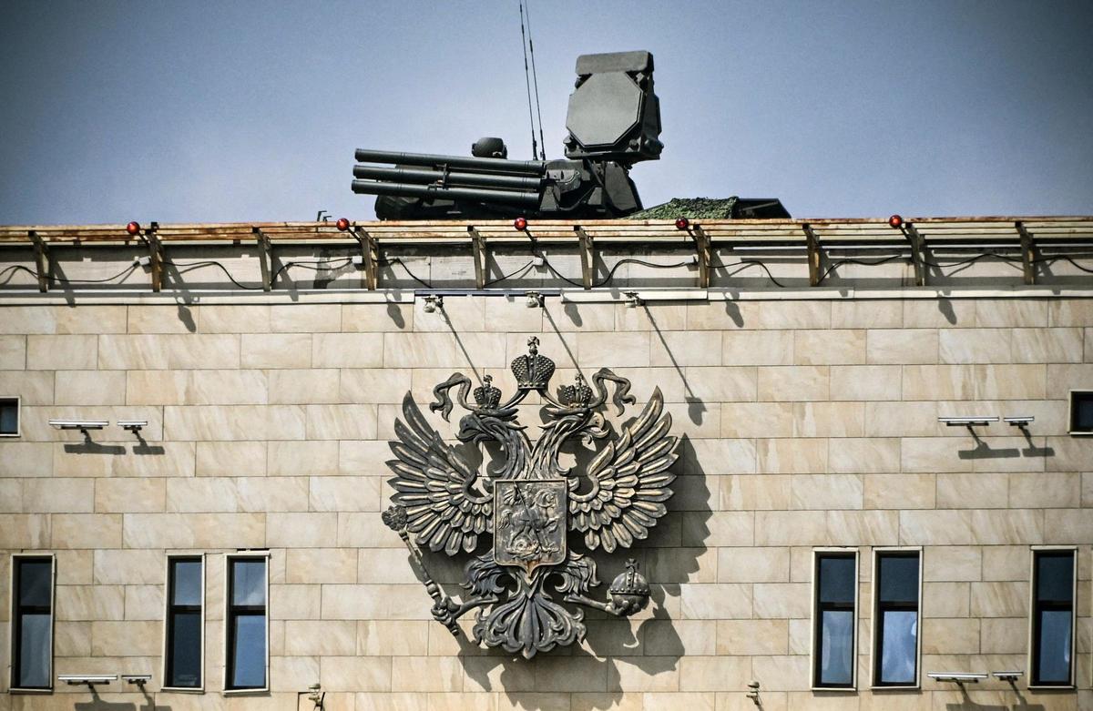 Before grabbing the Pantsir-S1 onto the roof of the Defense Ministry building, it was needed to grab imported components from somewhere at first