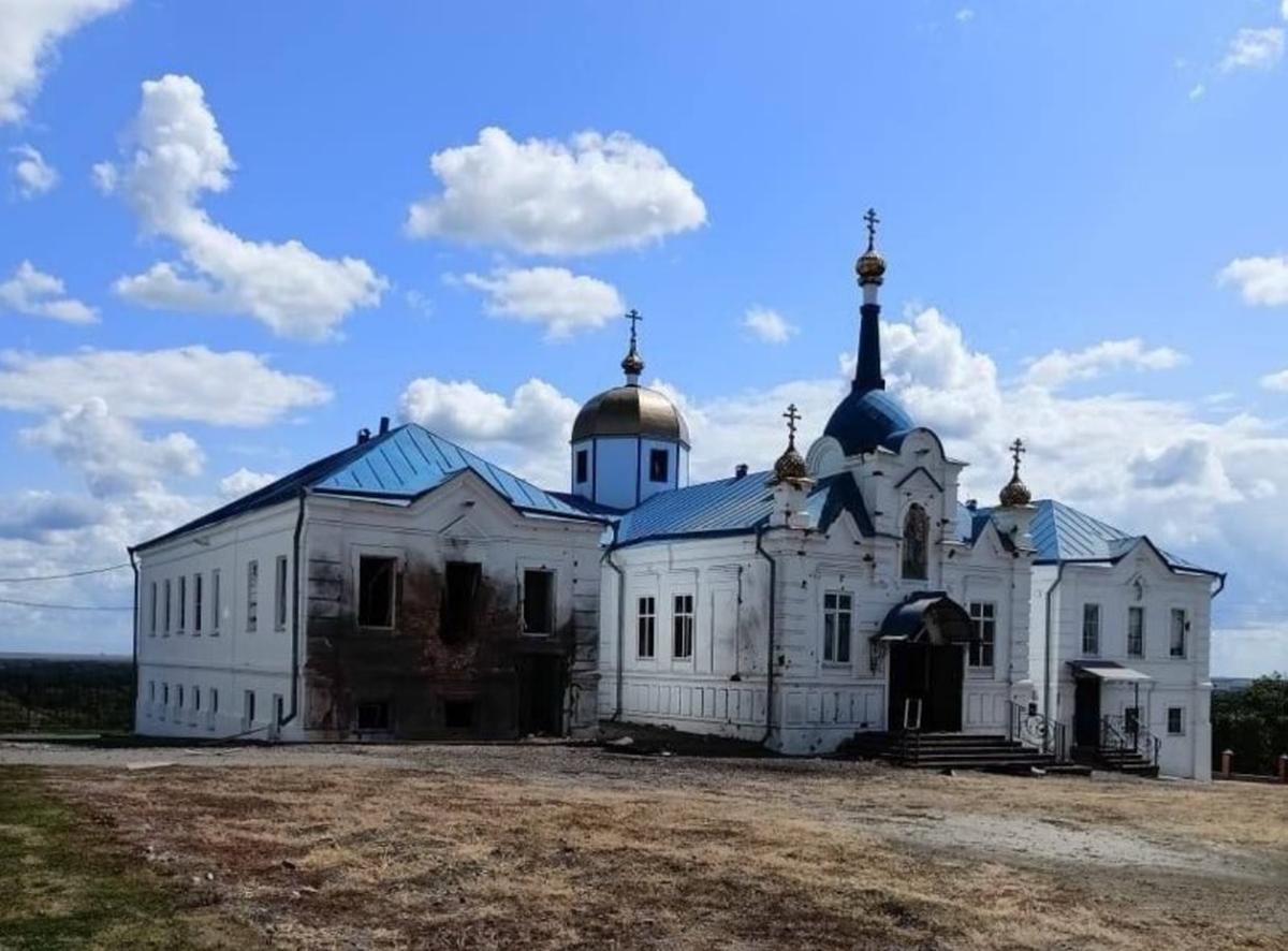 Пострадавший под обстрелами мужской монастырь