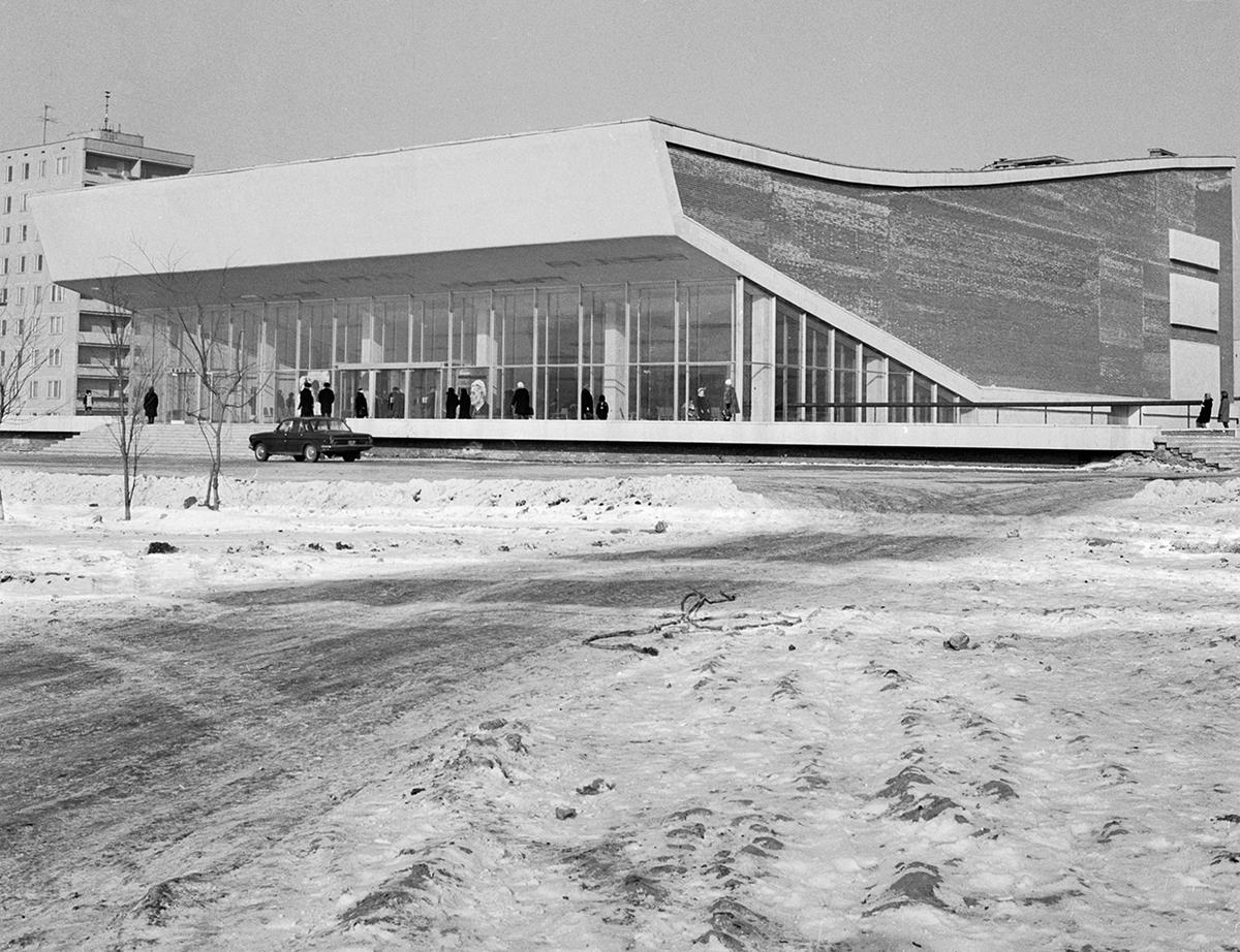 СССР. Москва. 15 февраля 1971 г. Кинотеатр «Витязь» на улице Миклухо-Маклая.