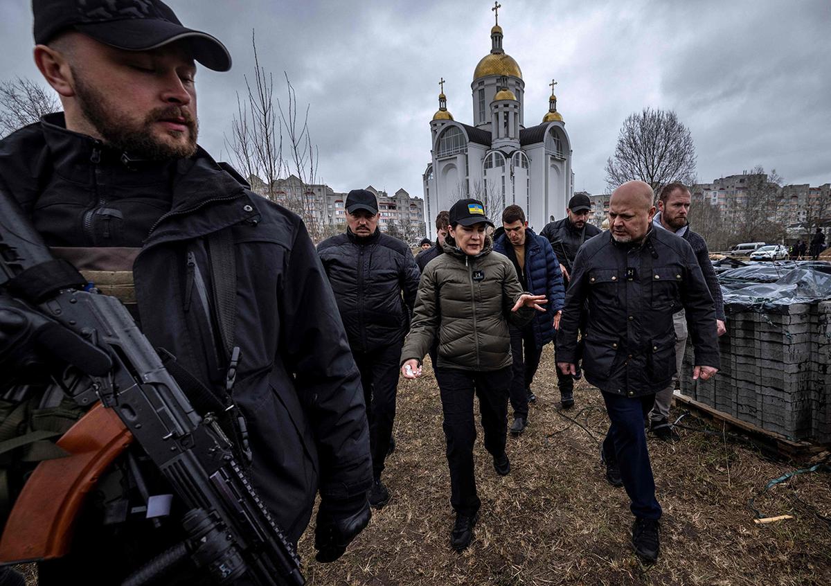 Генеральный прокурор Украины Ирина Венедиктова и прокурор Международного уголовного суда Великобритании Карим Хан посещают братскую могилу на территории церкви Святого Андрея в Буче, на окраине Киева. 13 апреля 2022 года