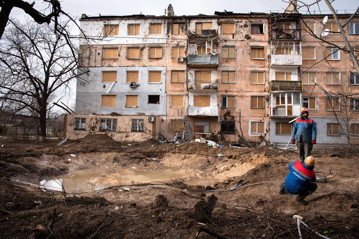 Воронка и дом, поврежденный в результате обстрела, 11 января