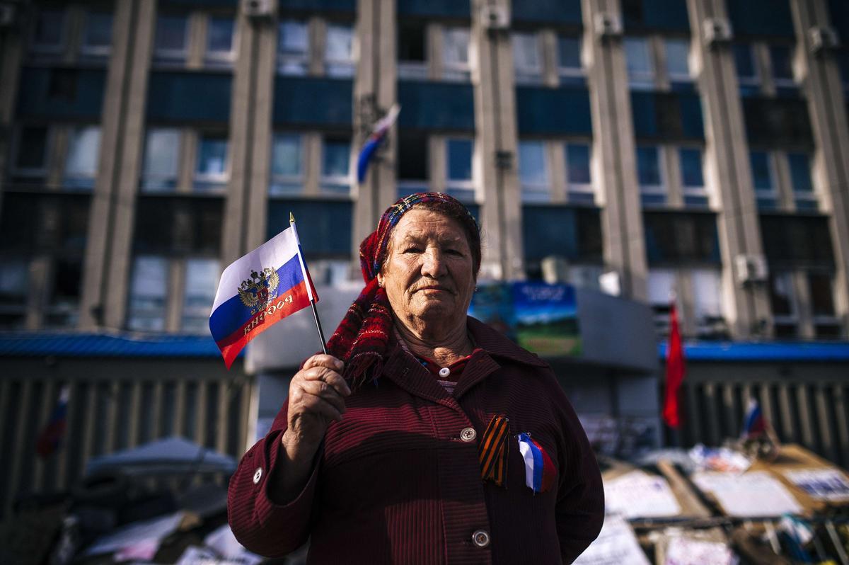 За сепаратистами с самого начала стояла Россия. Фото сделано в Луганске у захваченного здания СБУ 16 апреля 2014 года 