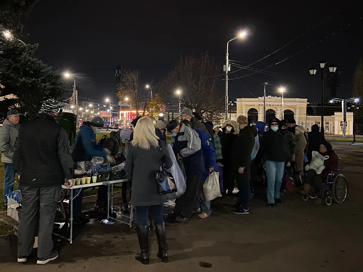 Volunteers of the Good People Foundation distributing hot food to the poor