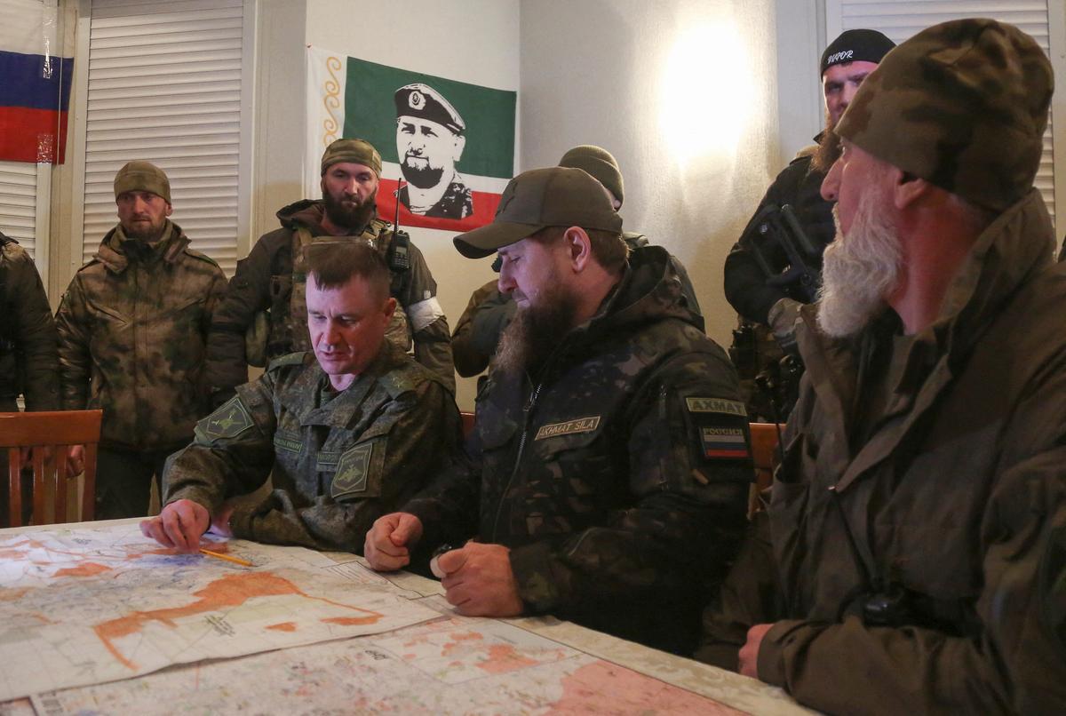Кадыров слушает доклад Мордвичева по поводу оперативной ситуаии в Мариуполе, 28 марта 2022 года