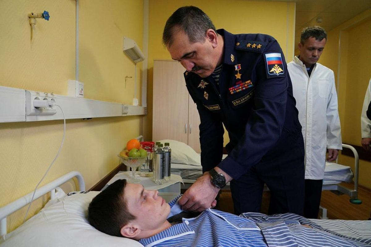 Заместитель министра обороны России Юнус-Бек Евкуров награждает солдата медалью «За отвагу»