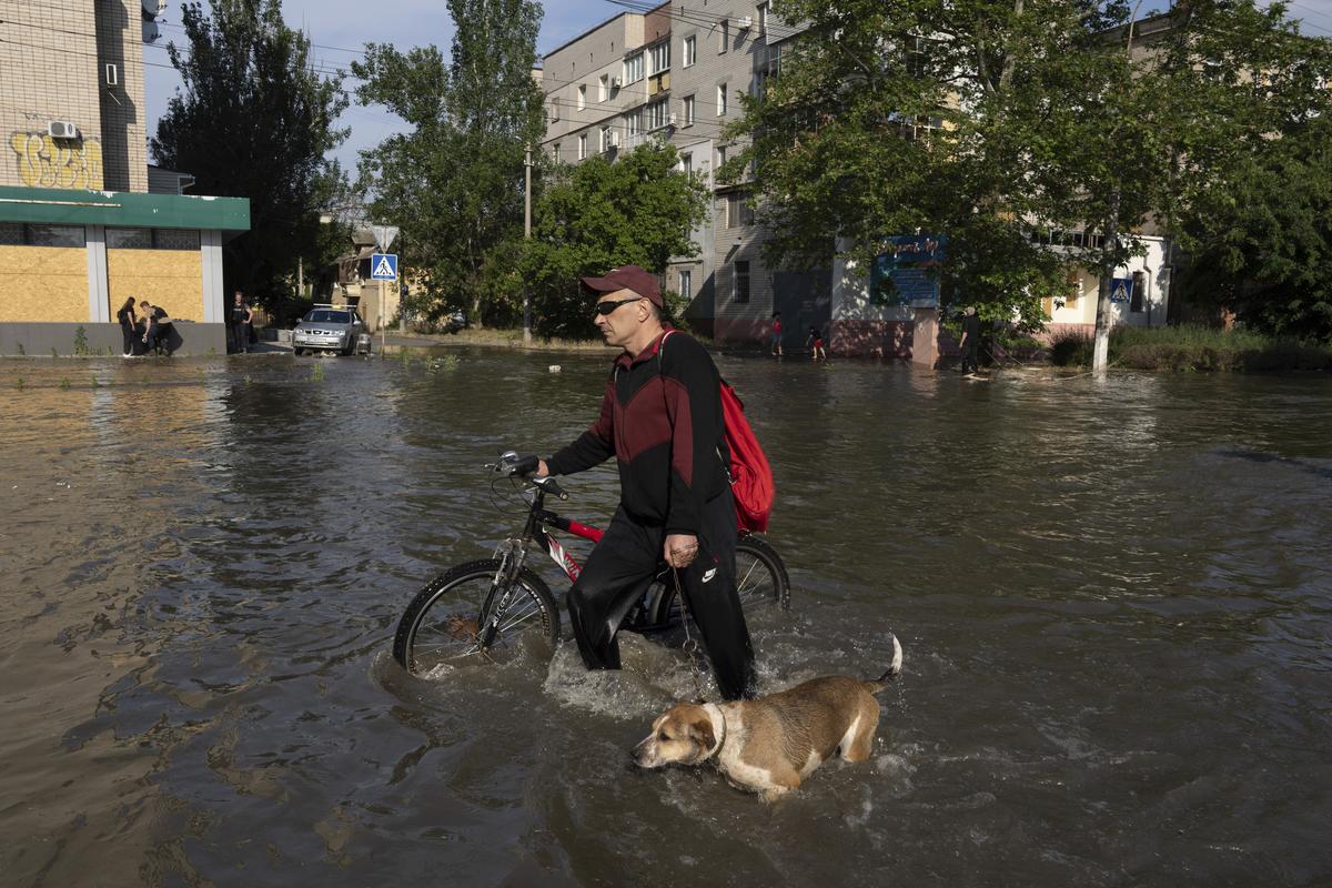 Житель Херсона на улице города