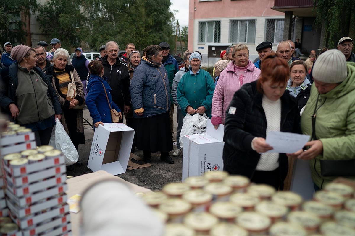 Раздача гуманитарной помощи в освобожденном селе Чкаловское