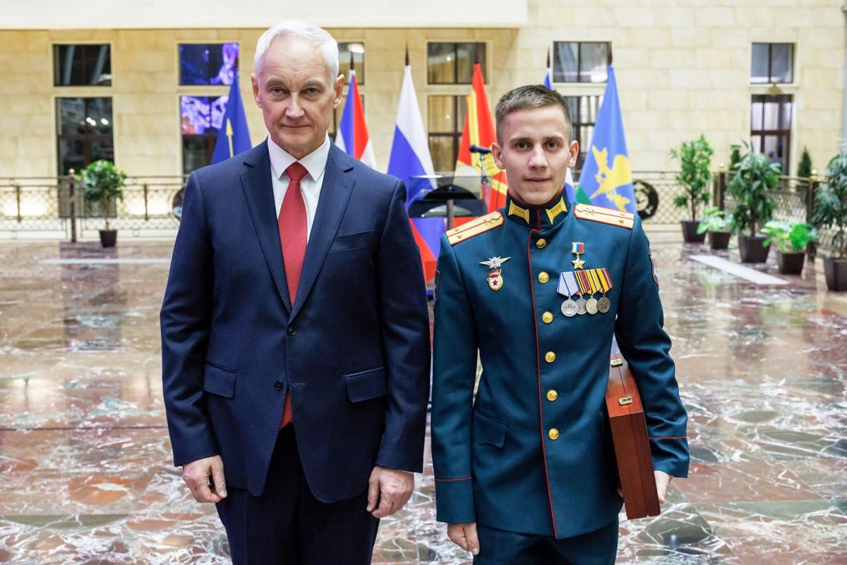 Tomsk mobilized Dmitry Chebotar at the award ceremony with Russian Defense Minister Andrei Belousov