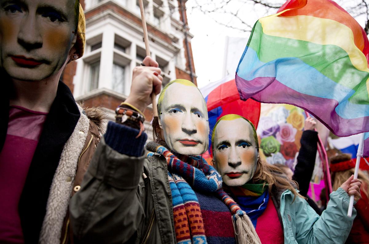 Престующие против закона о «пропаганде ЛГБТ» в масках возле посольства России в Лондоне, 14 февраля 2014.
