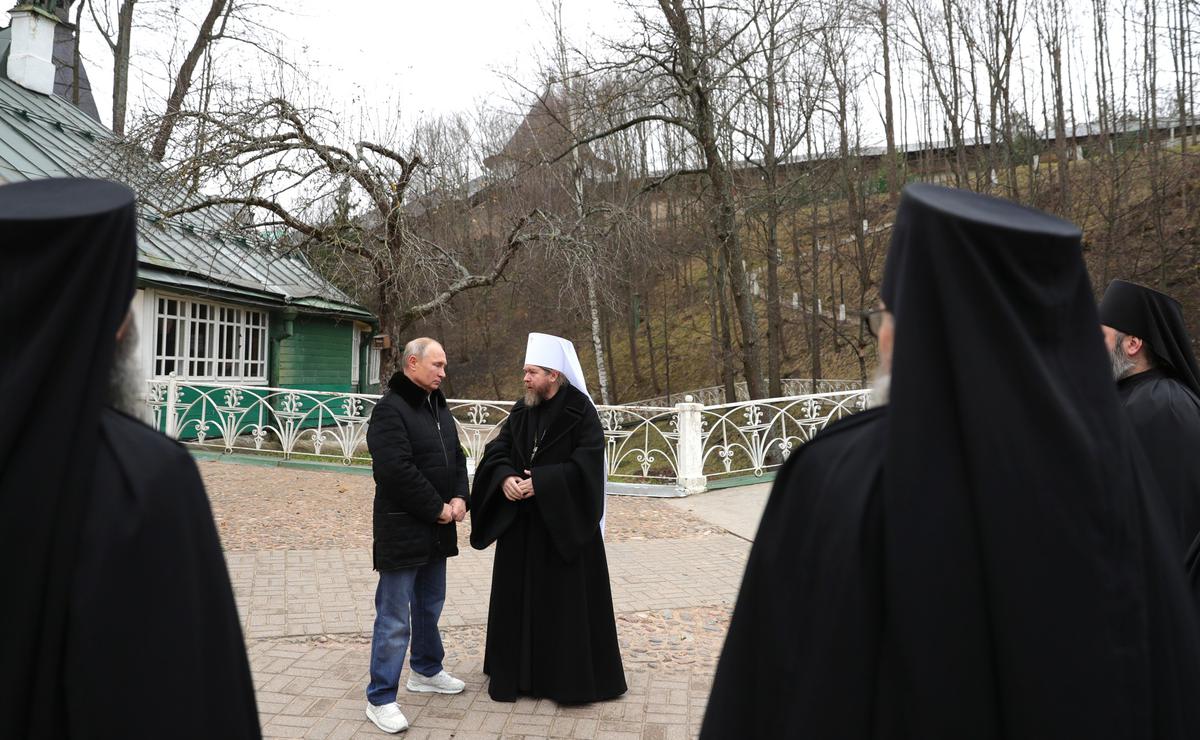 Говорят, Владимир Путин и Тихон Шевкунов познакомились, когда будущий президент пришел к будущему митрополиту, чтобы договориться об отпевании своего отца. На фото: Путин и Тихон в  Псково-Печерском монастыре 18 ноября 2018 года