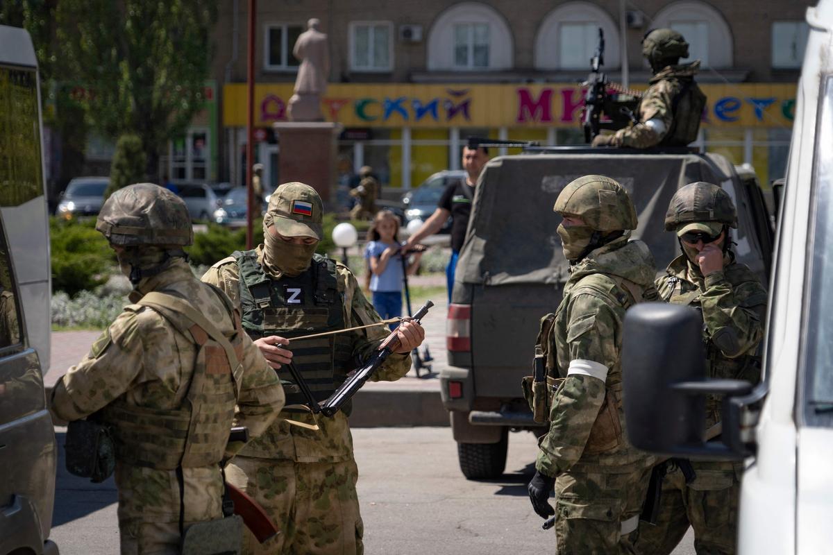 Российские военные патрулируют улицы Мелитополя, май 2022 года