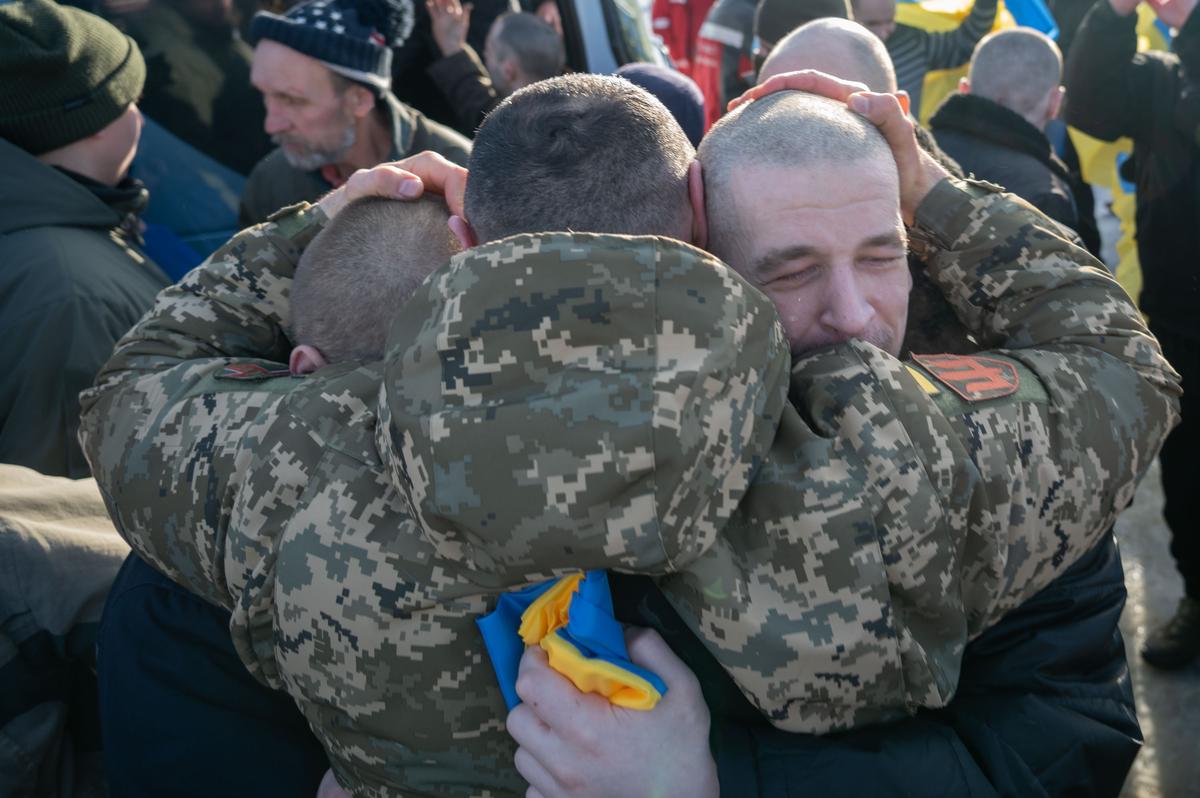 Владимир Галкин (с флагом Украины в руке) сразу после обмена