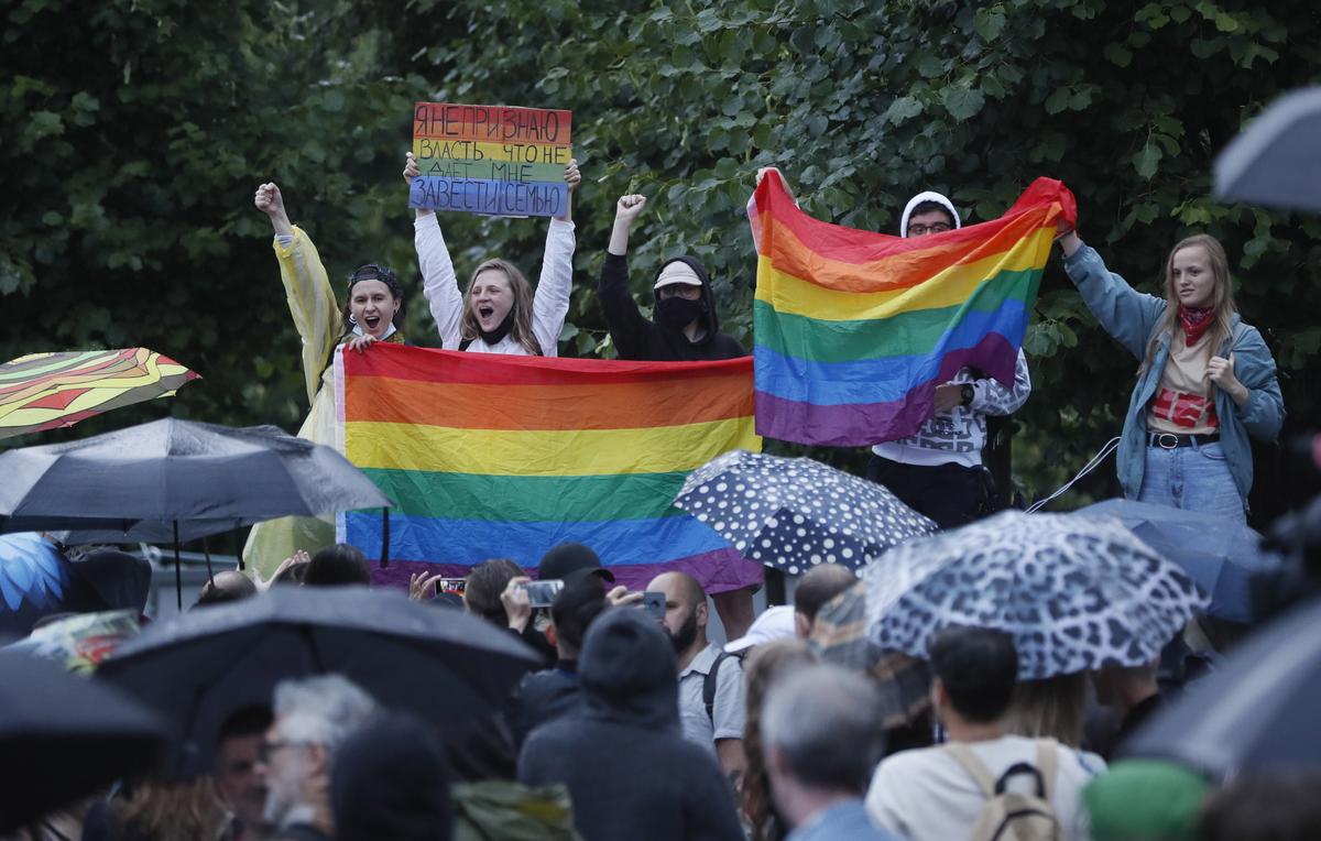 Протестующие с плакатом «Я не признаю власть, которая не дает мне завести семью» на митинге против поправок к Конституции, закрепляющих брак исключительно как «союз мужчины и женщины» (15 июля 2020, Пушкинская площадь в Москве). 