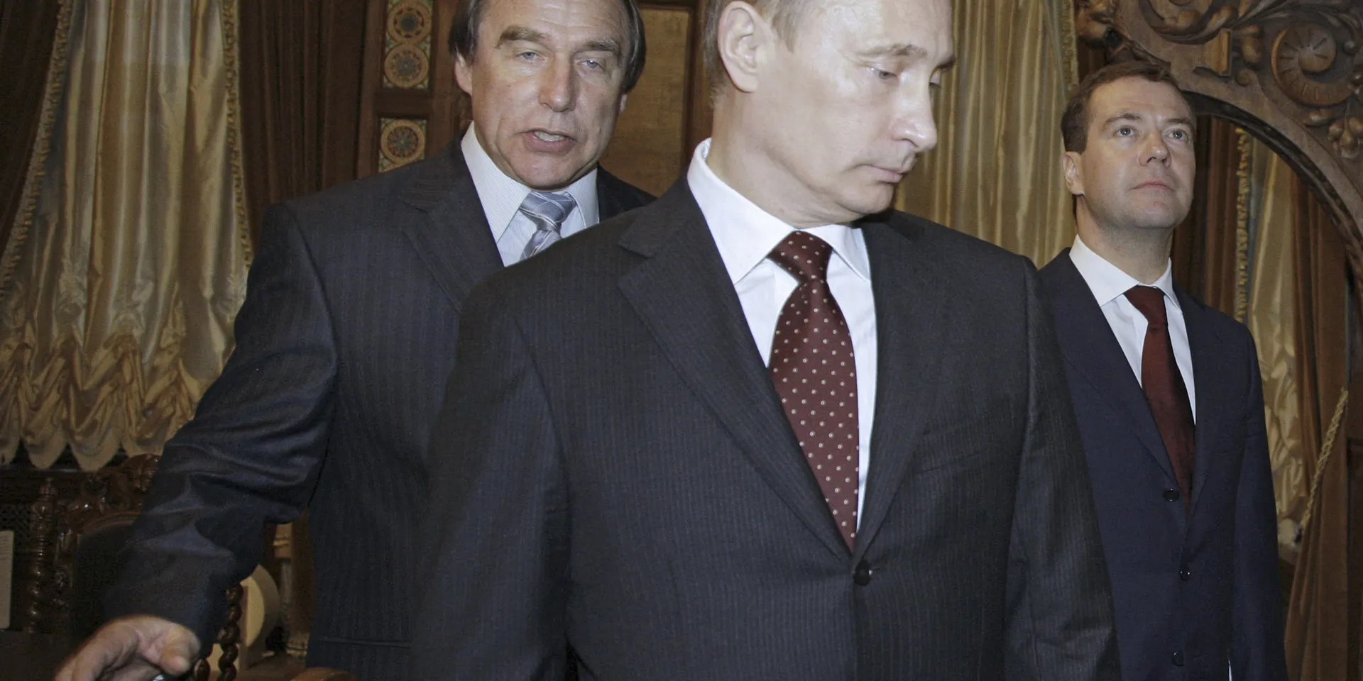 Как Владимир Путин выводил деньги в Швейцарию через своих «соломенных человечков»   
