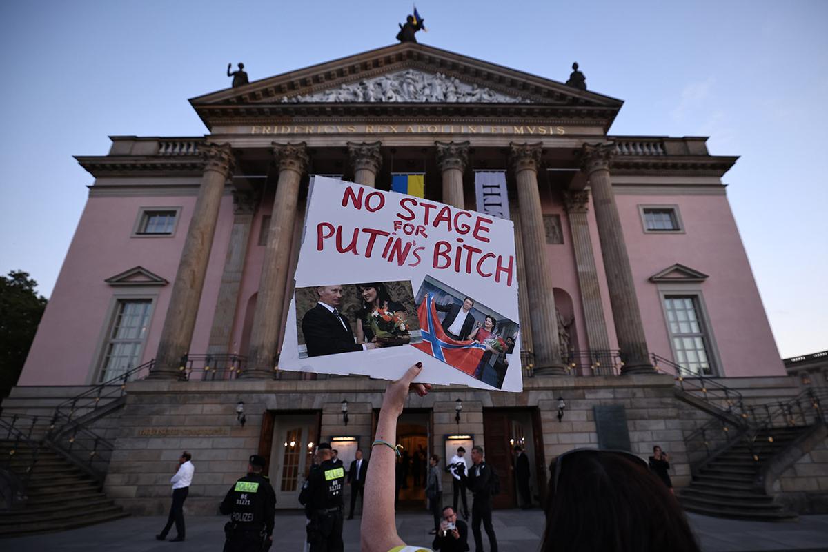 Митинг против выступления Анны Нетребко в берлинской опере в сентябре 2023 года