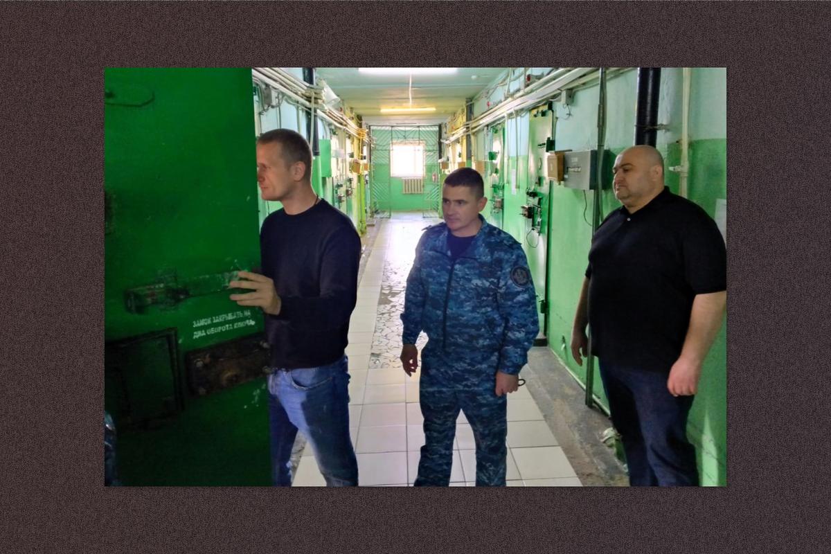 Слева направо: Председатель ОНК Ростовской обл Игорь Омельченко, Александр Штода, заместитель Омельченко — Нвер Ванян. Члены ОНК должны защищать права заключенных.