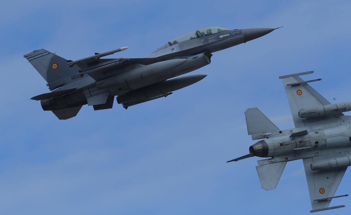 F-16 ВВС Румынии на открытии тренировочной базы под Бухарестом
