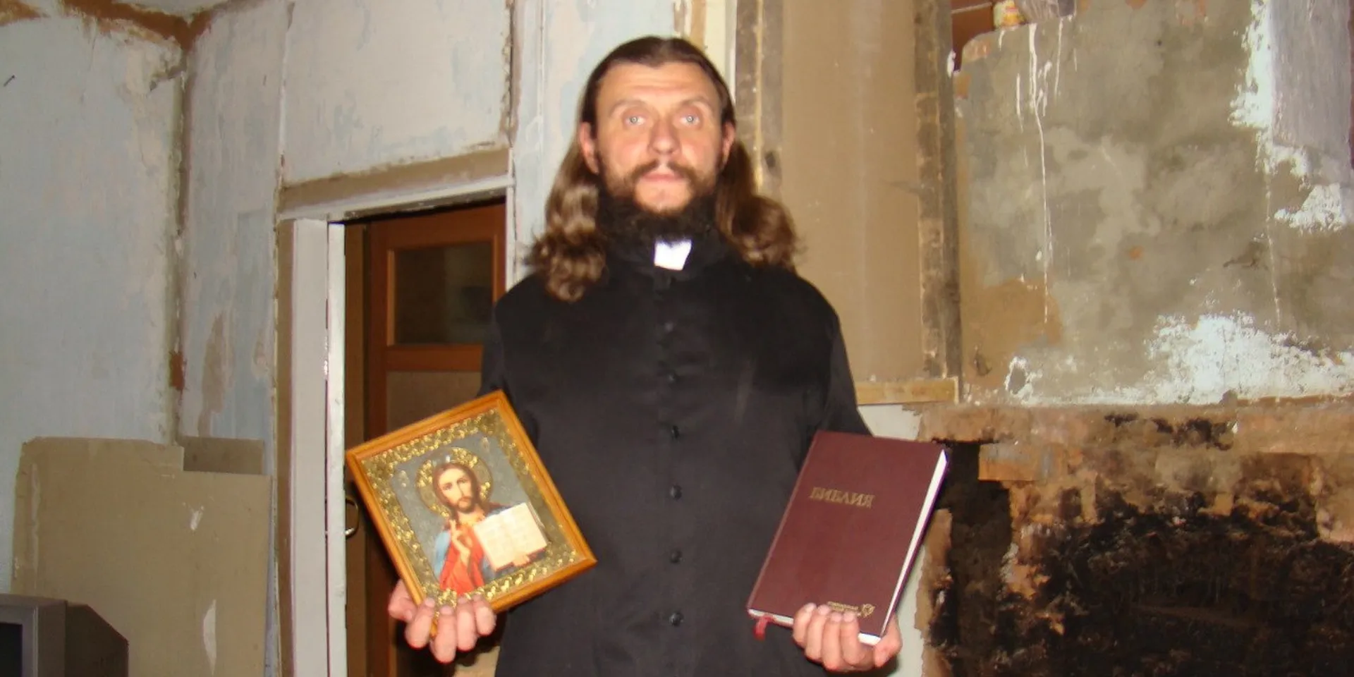 «Инвалиду сказали: „На войну денег нет, а тебе еще пенсию платить?“». Содержащего приют священника оштрафовали за антивоенные посты