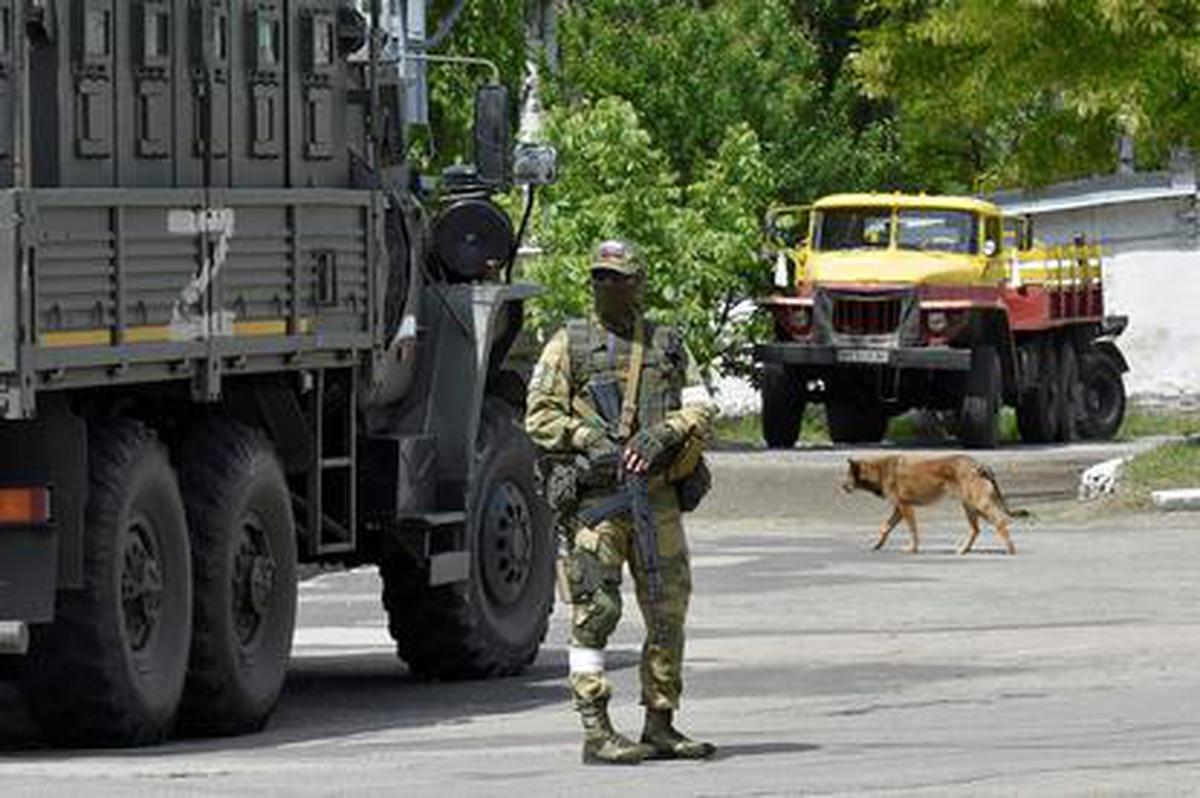 Russian servicemen patrol Kherson. Even ambulances are detained at roadblocks.
